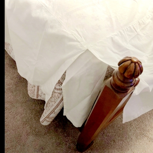 Pottery barn full bed skirt. 16" drop - Picture 2 of 5